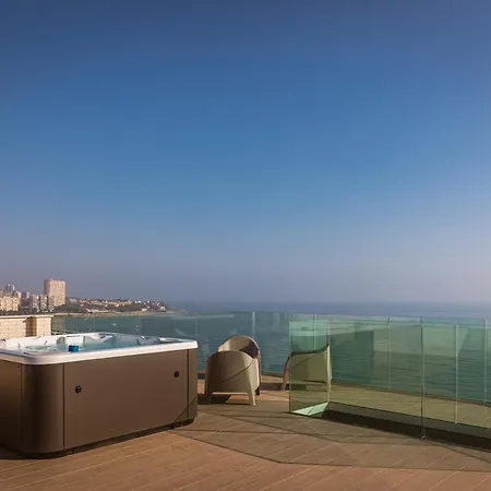 Modern Sea Front Jacuzzi Blue Sky Appartement