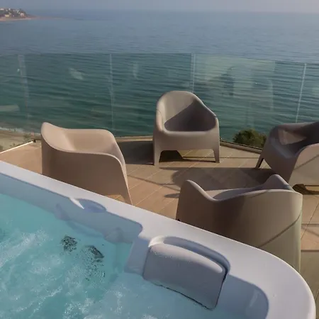Modern Sea Front Jacuzzi Blue Sky Appartement *